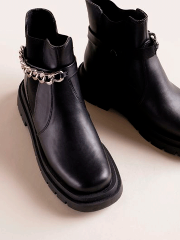 Bota Chelsea Detalhe Corrente Preto